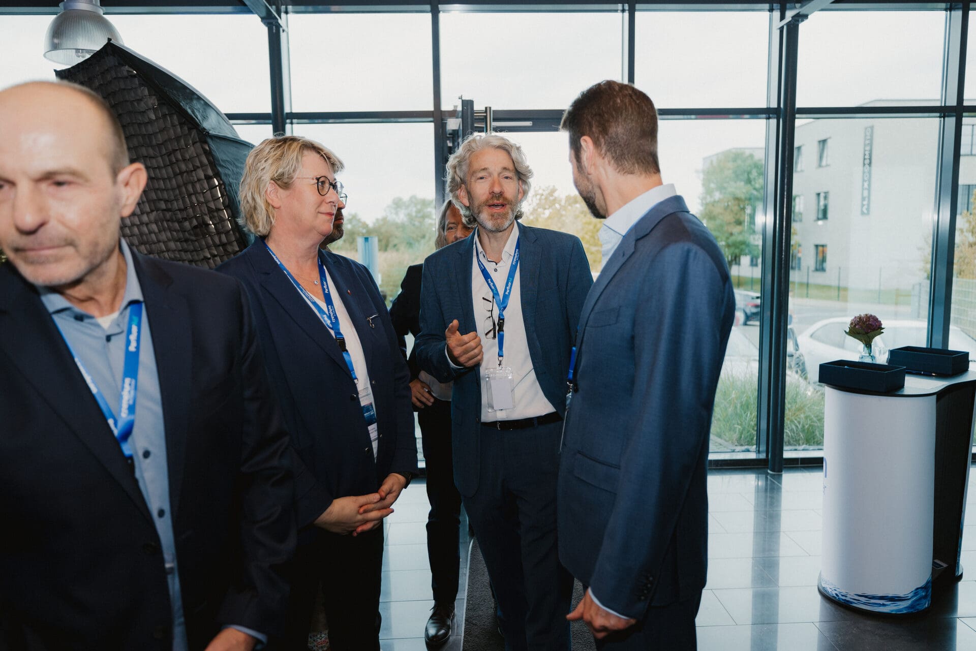 Gäste im Gespräch im Foyer des Cornelsen-Standorts in Essen