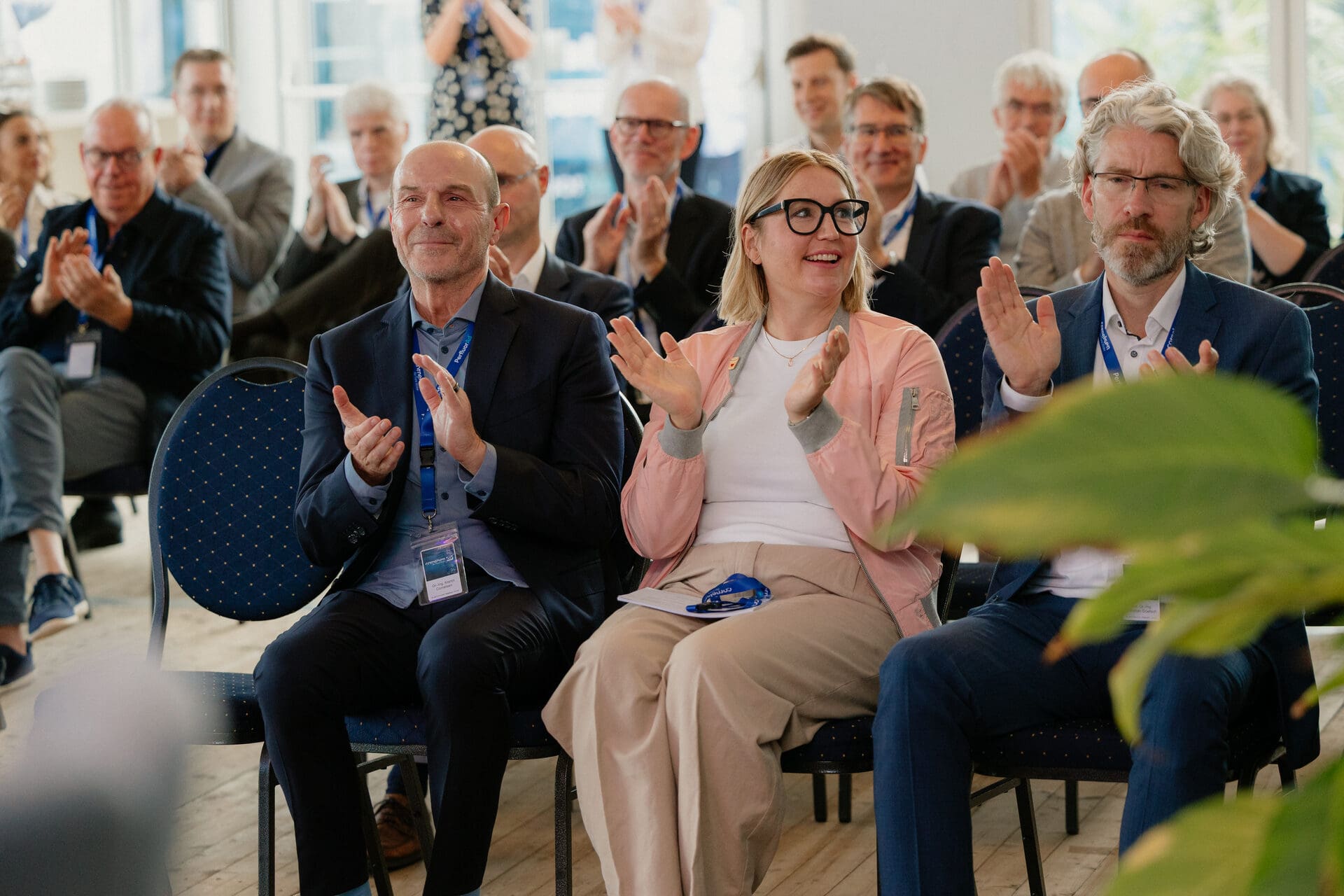 Gäste applaudieren während des offiziellen Programms zum Cornelsen-Jubiläum